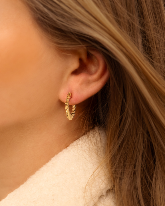 Gouden oorbellen musthaves in oor
