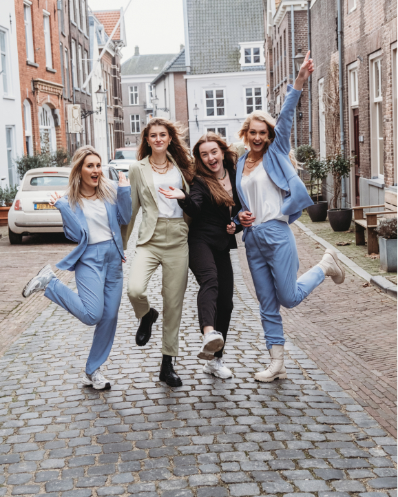 vier modellen in pakken springend in Nijmegen