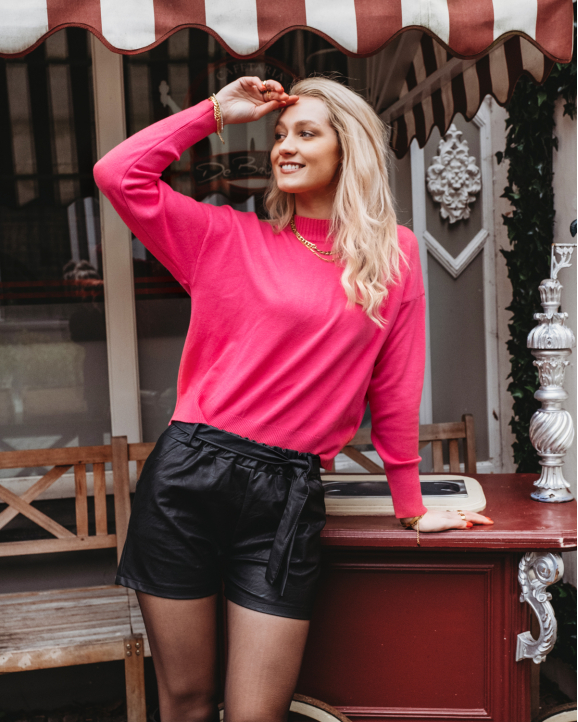 roze sweater op model met leer broekje