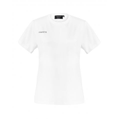Model draagt wit shirt met finaste logo