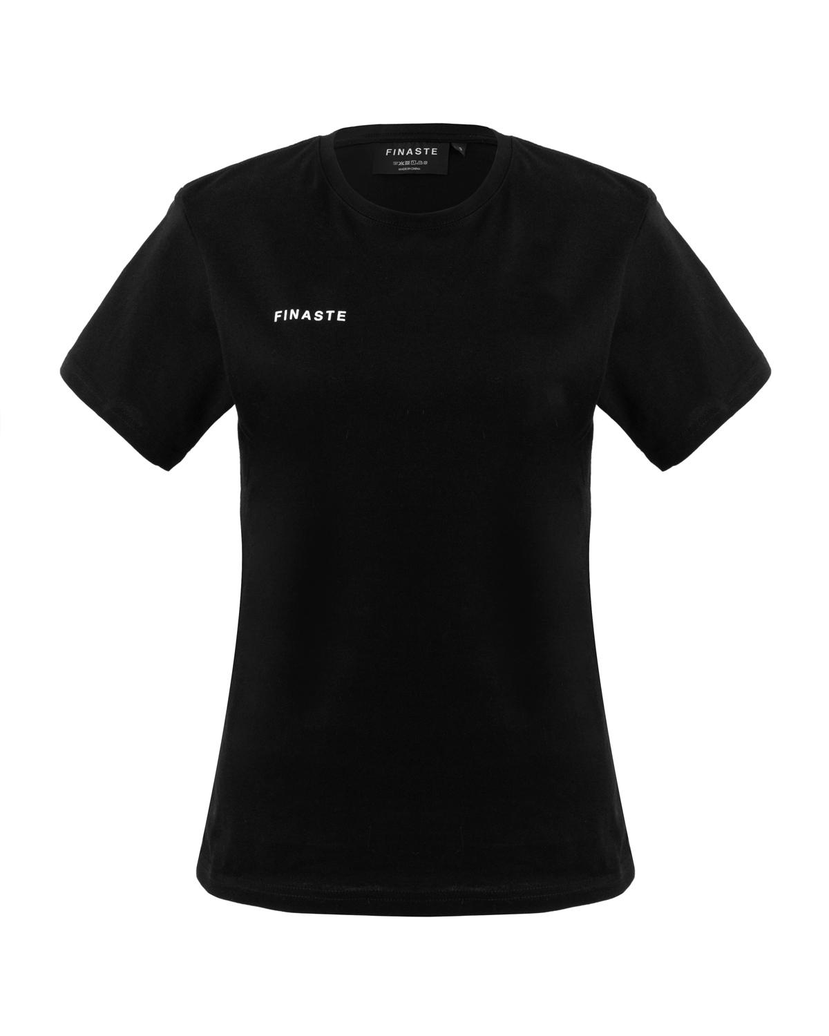 Model draagt zwart shirt met finaste logo