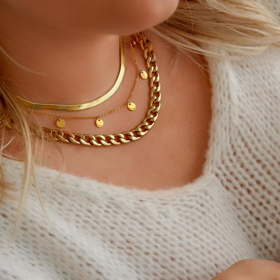gouden sieradenset om de pols voor een trendy look