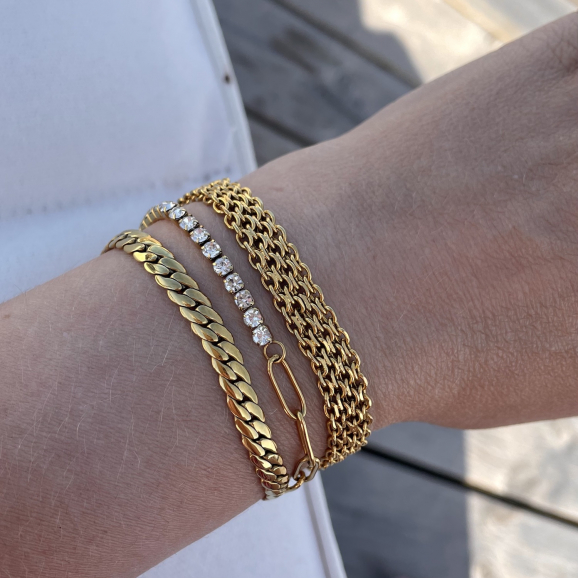 Vrouw draagt Armbanden set chains kleur goud om pols