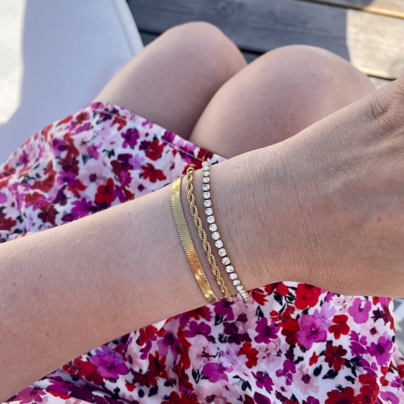 Gouden Musthave armbanden set om pols bij vrouw