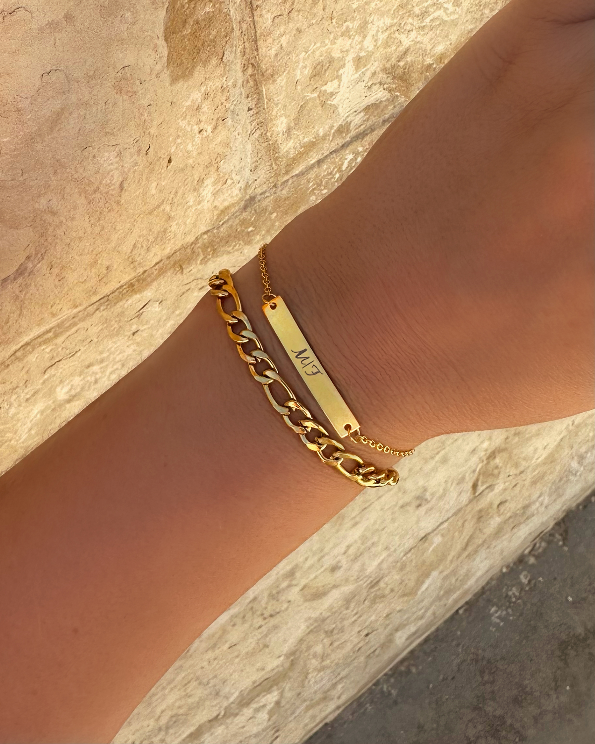 Armparty van gouden armbanden