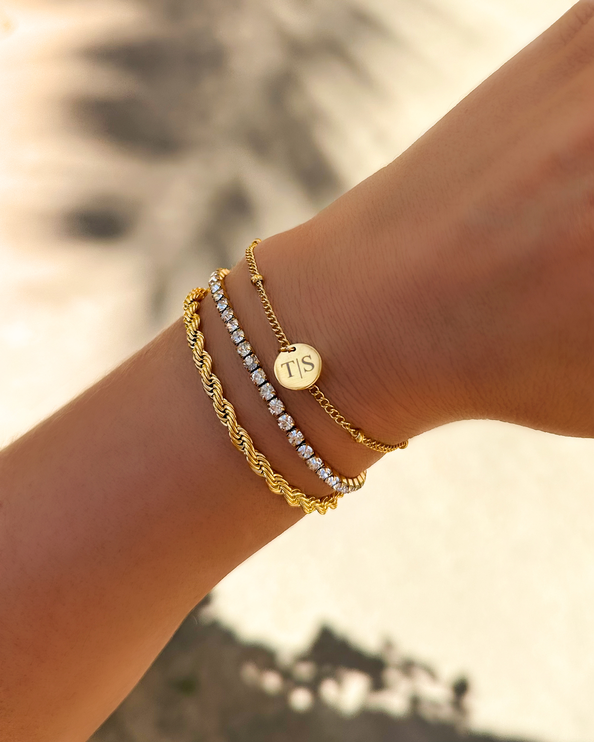 gouden armparty met drie armbanden