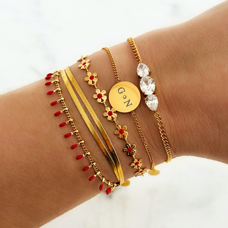 gouden graveerbare armband met rode sieraden gecombineerd