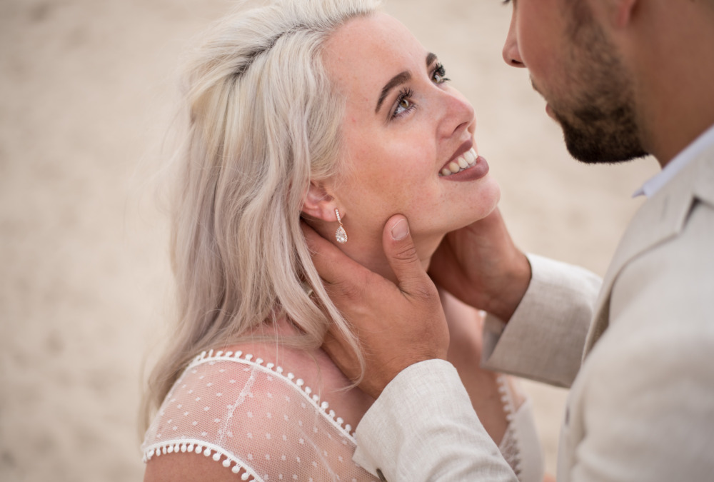 verliefd bruidspaar in witte bruidskleding