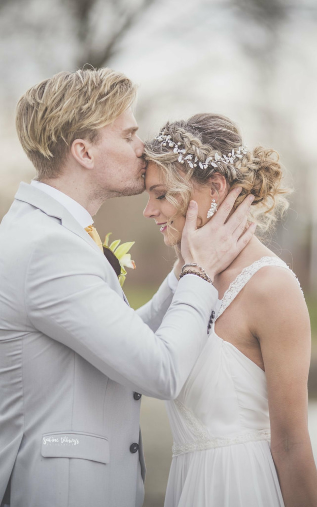 bruidspaar met blond haar bij fotoshoot