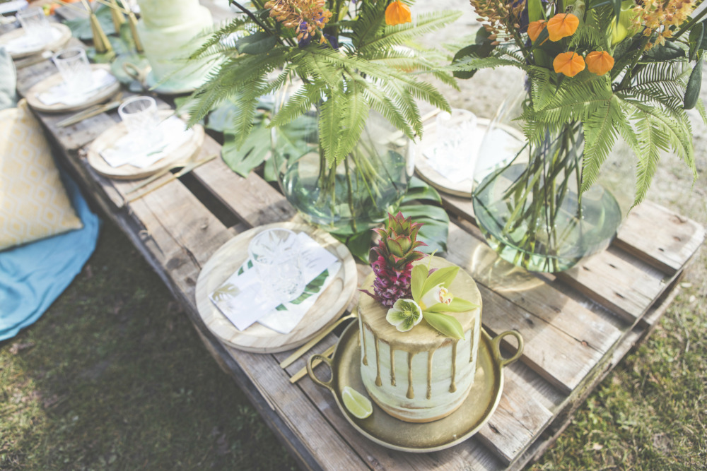 gedekte tafel voor bruiloft in tropical thema