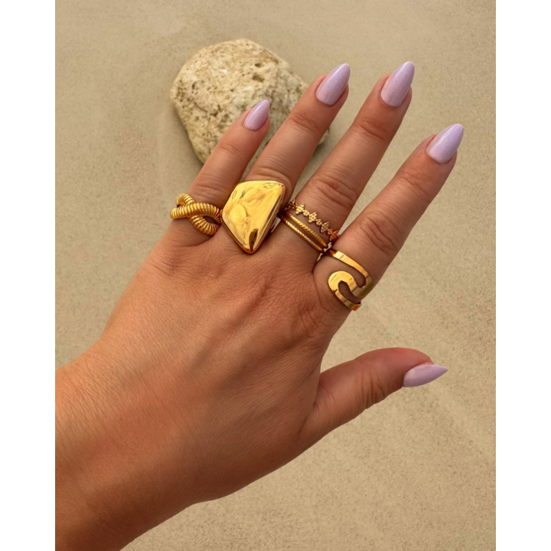 Statement ring gekruist met streepjes goudkleurig