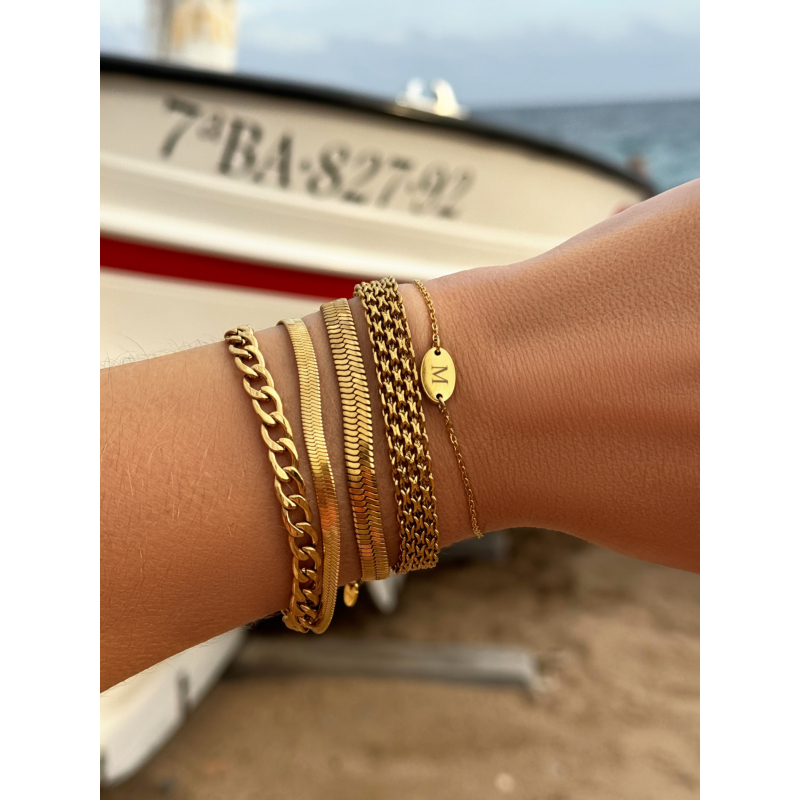 Initial armband met ovaal muntje goud kleurig