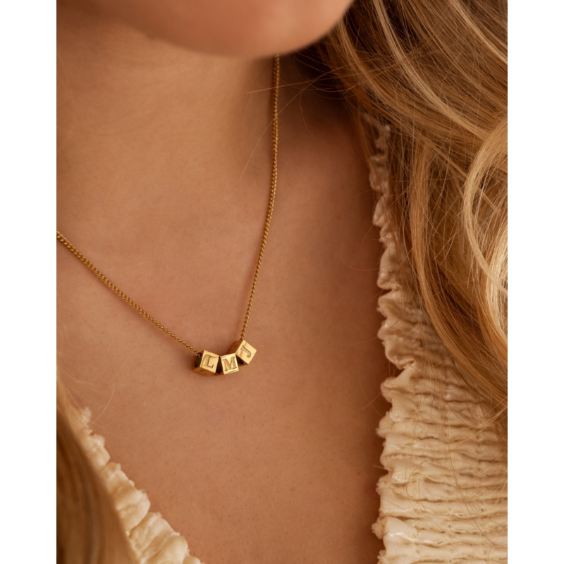 Letter ketting initial cubes goud kleurig