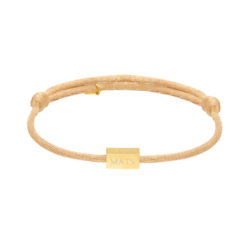 Satin initial armband beige graveren