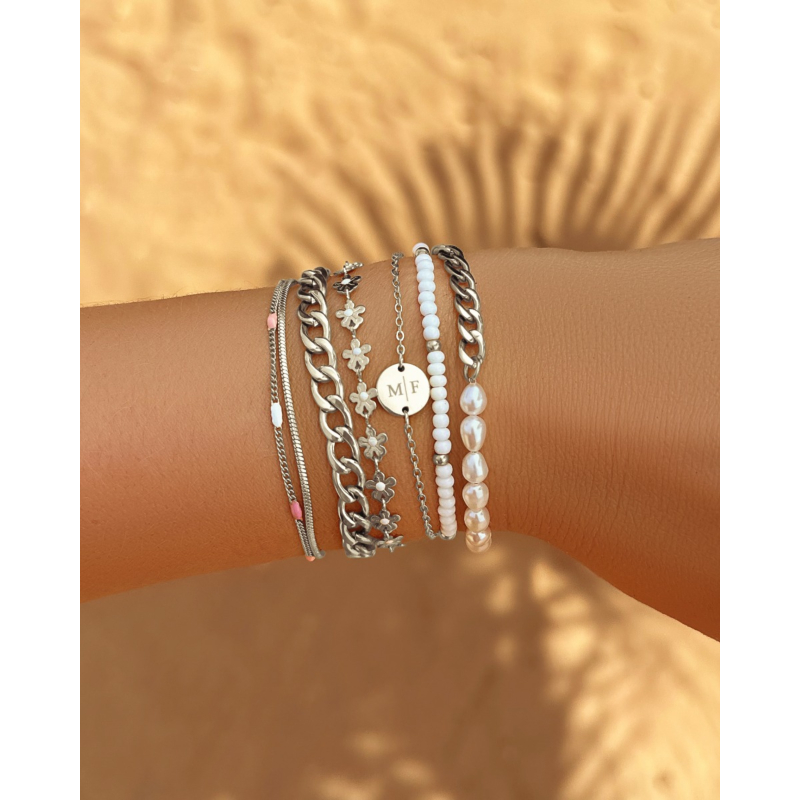 Witte kralen armband zilverkleurig