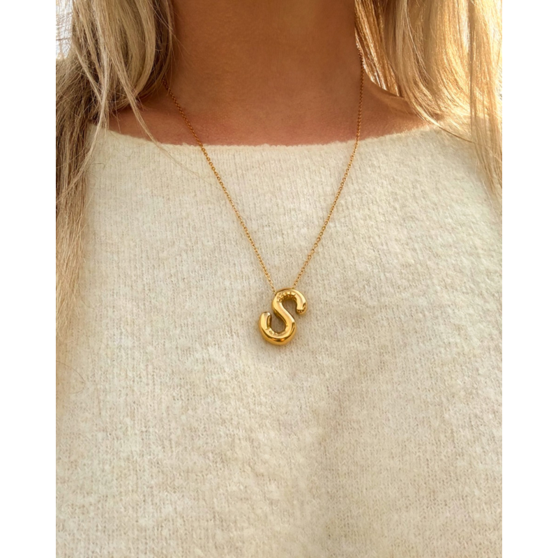 Letter ketting in het goud