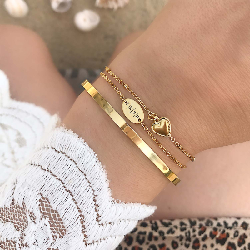 Trendy armbandje met 4 letters goud kleurig