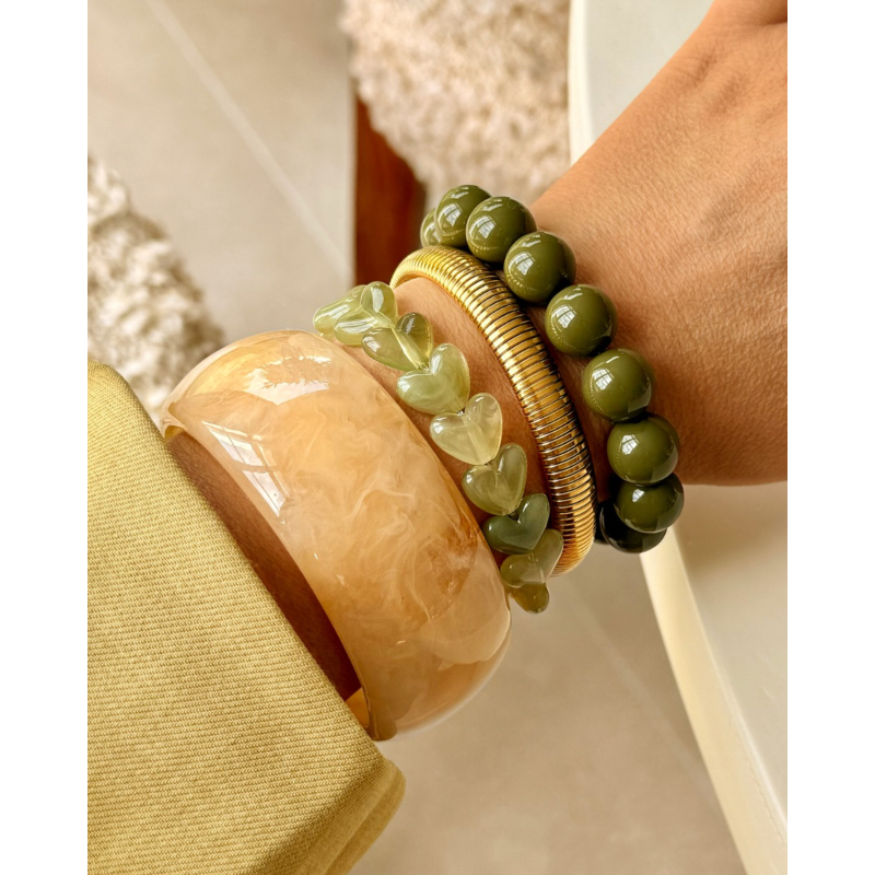 gouden armbanden combinatie met groene kralenarmbanden
