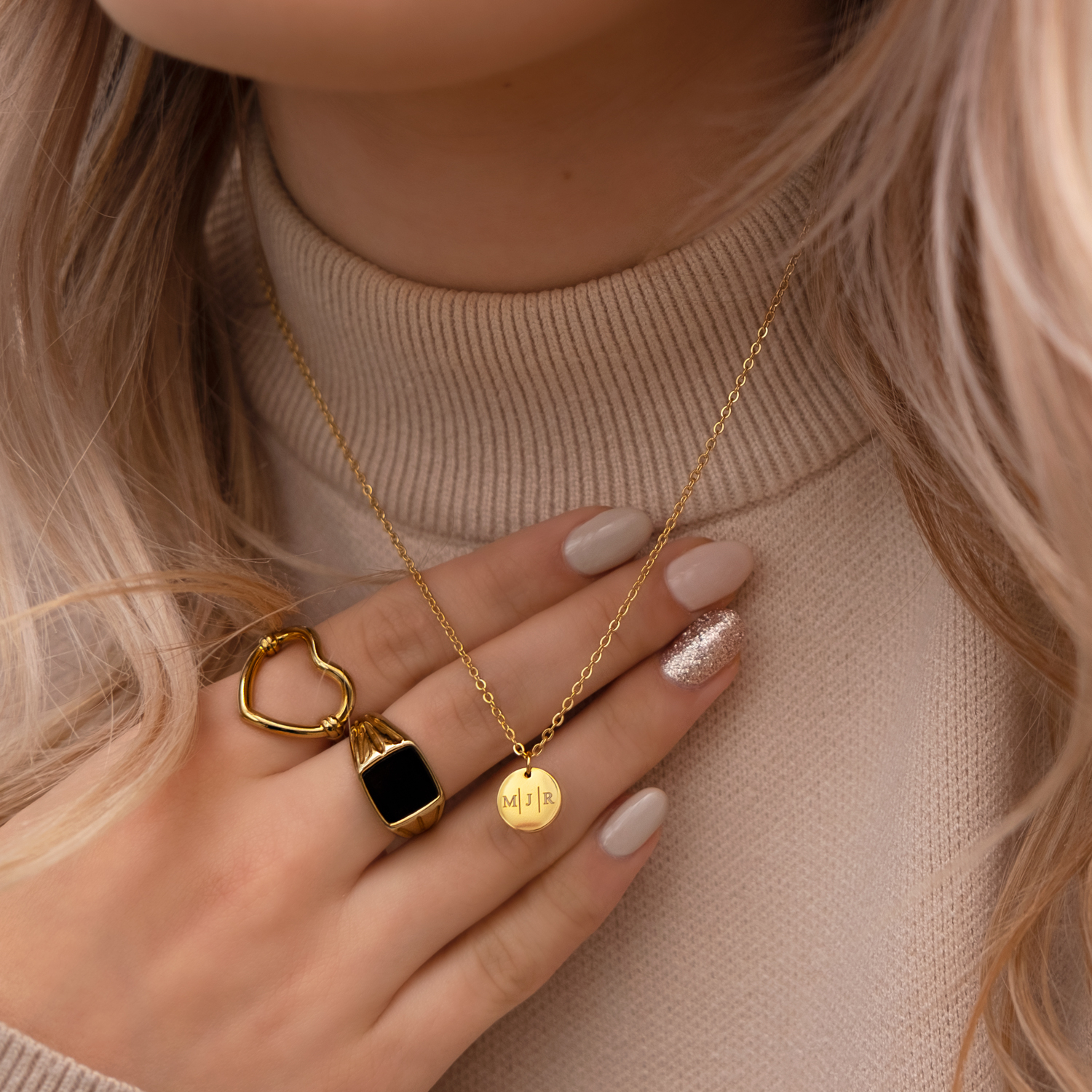 Gouden zegelring met zwarte details