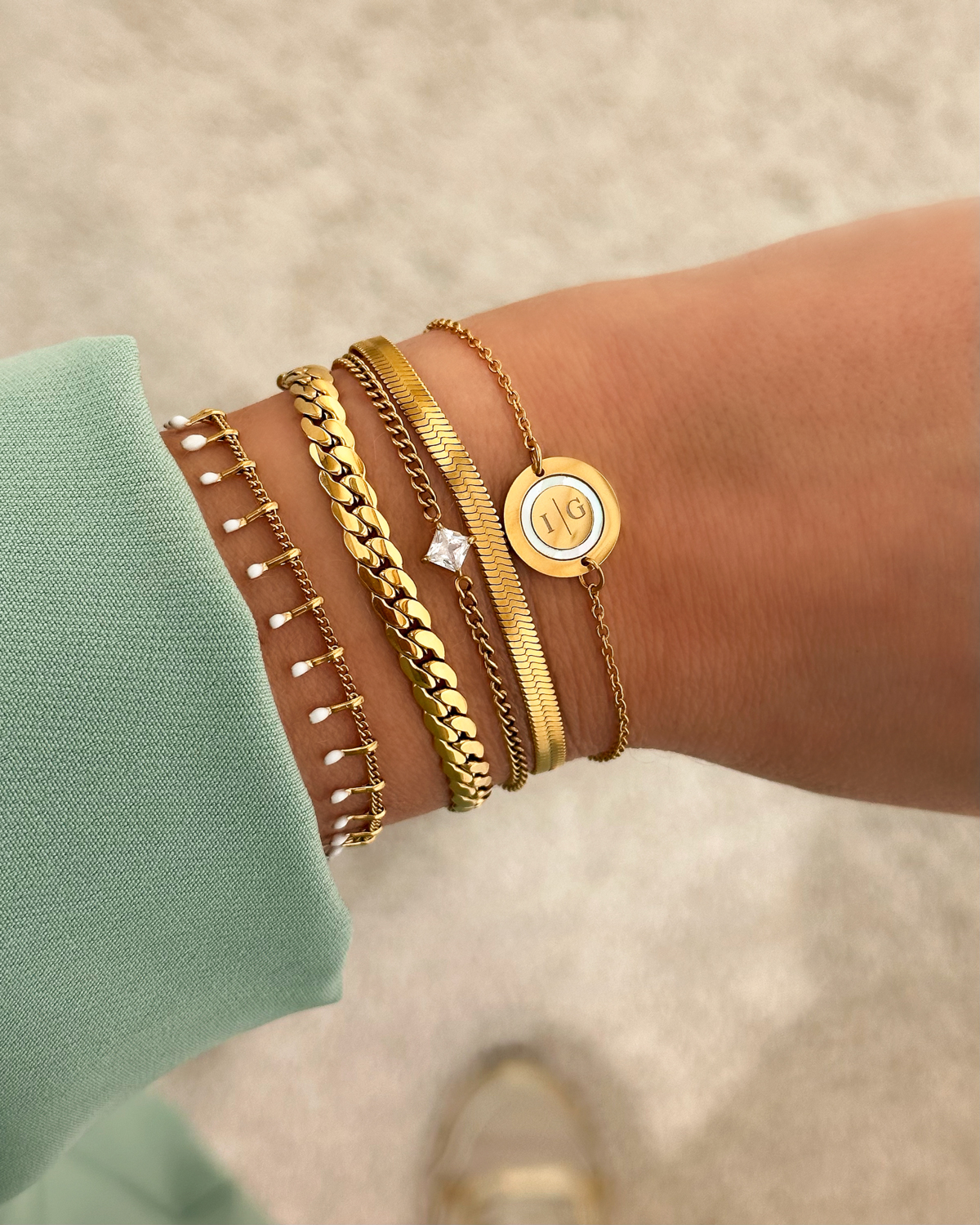 Goudkleurige armparty met 5 armbandjes