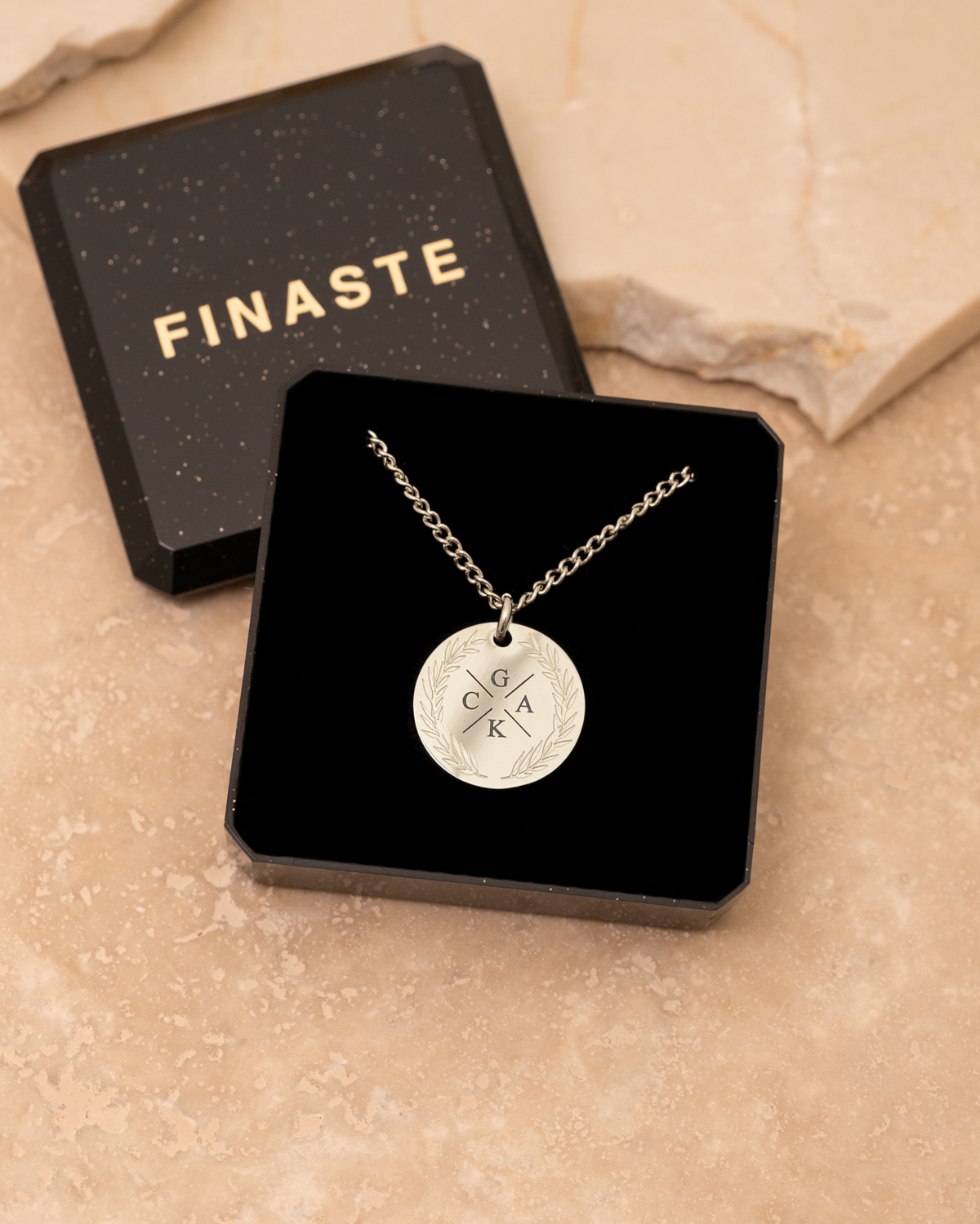 ketting 4 initialen in Finaste sieradendoosje