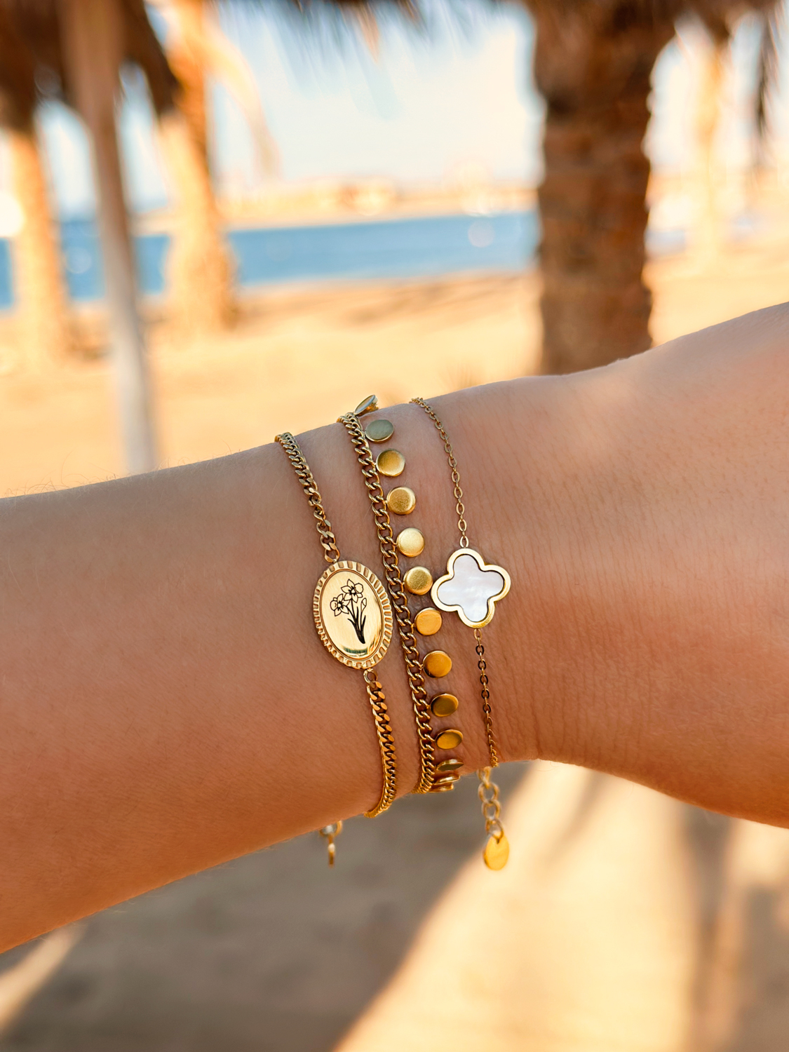 Goudkleurige armparty met 3 armbanden