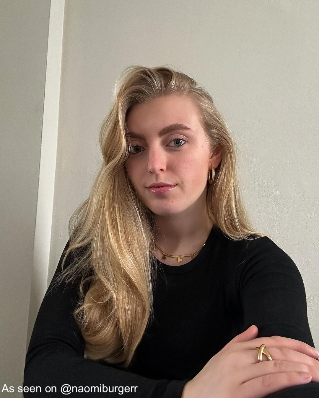 Influencer draagt statement ring gekruist