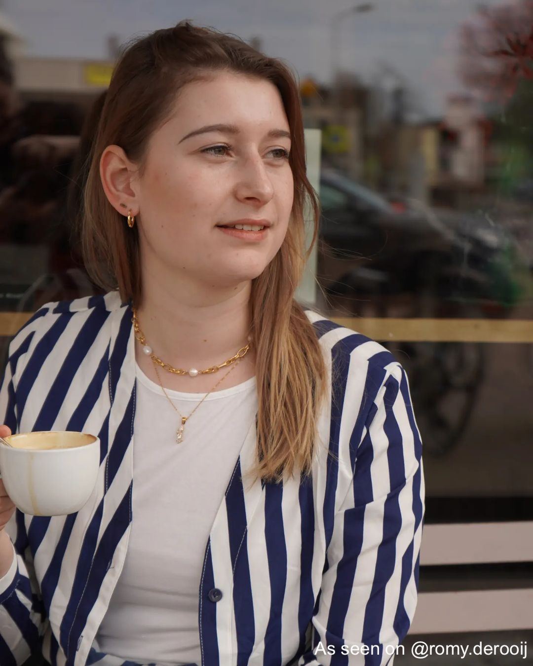 Influencer draagt ketting met parel