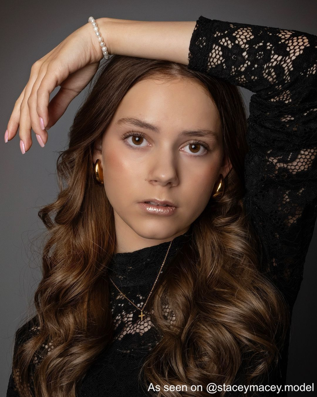 Influencer draagt parelarmband