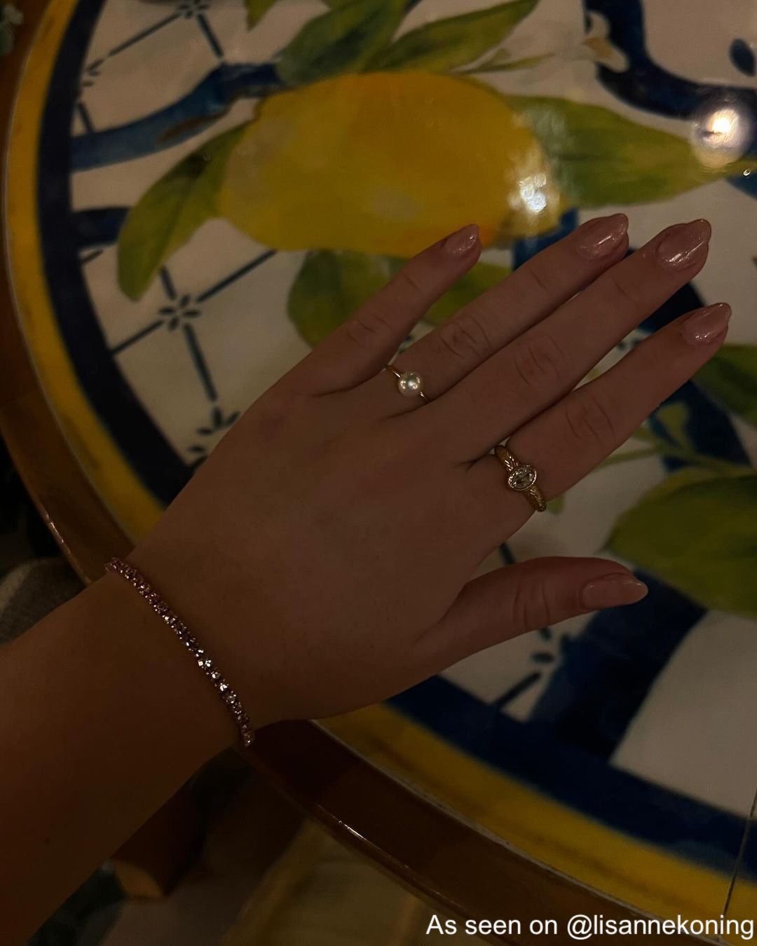 Influencer draagt gouden ring met parel