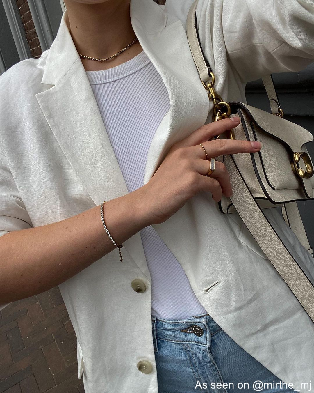 Influencer draat gouden tennis armband