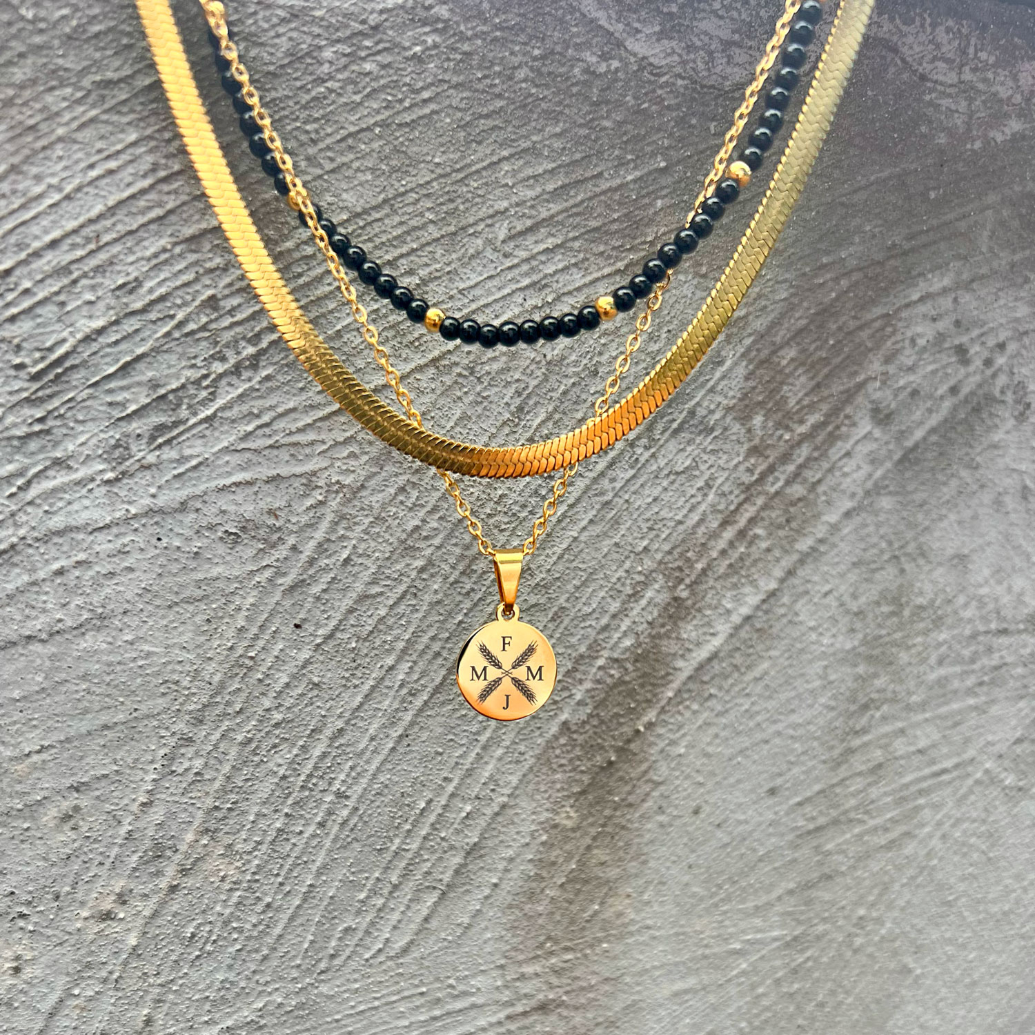 Goudkleurige platte ketting in een set