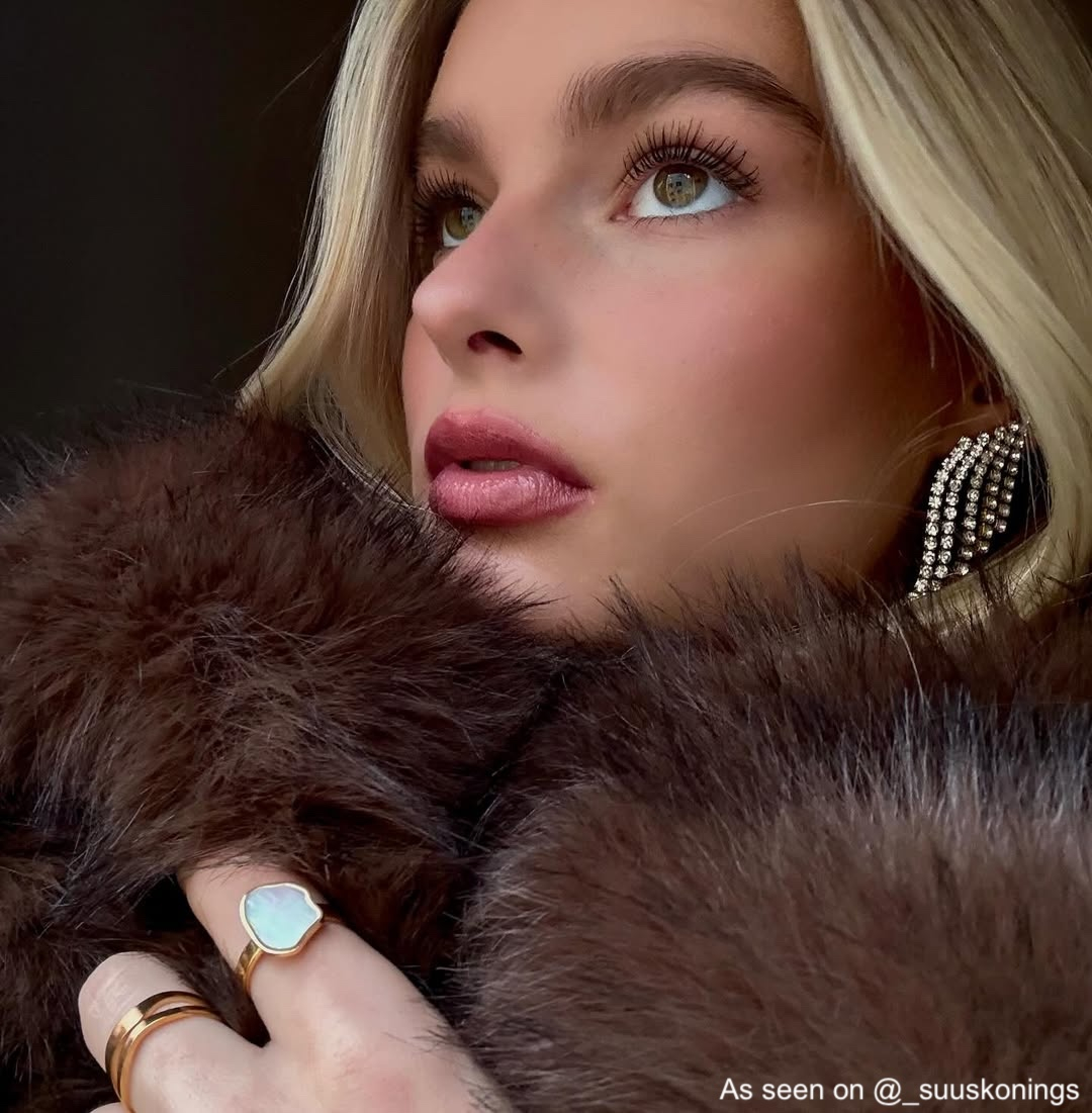 Influencer draagt ring groene ogen