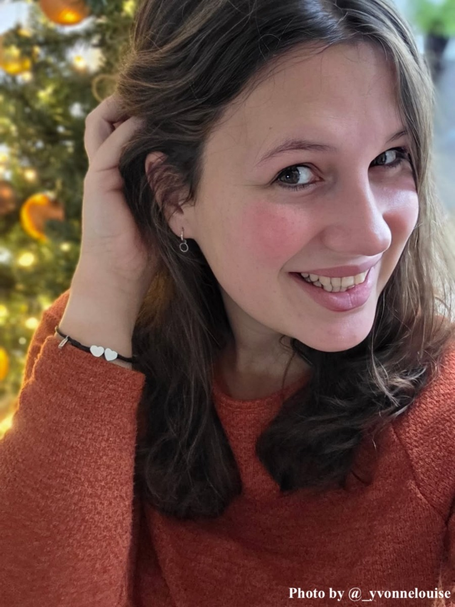 influencer draagt zilverkleurige oorbel round charm