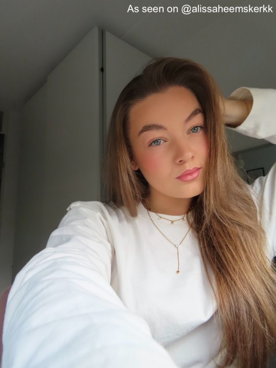 Influencer draagt gouden ketting met diamant