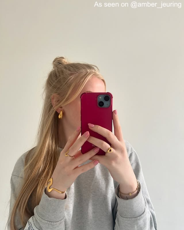 Influencer met vintage hartjes ring.