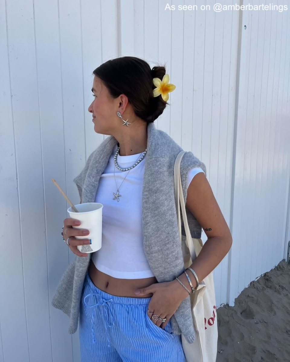influencer met licht grijze parel ketting