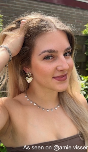 Influencer met oorbellen bloem & hartje.