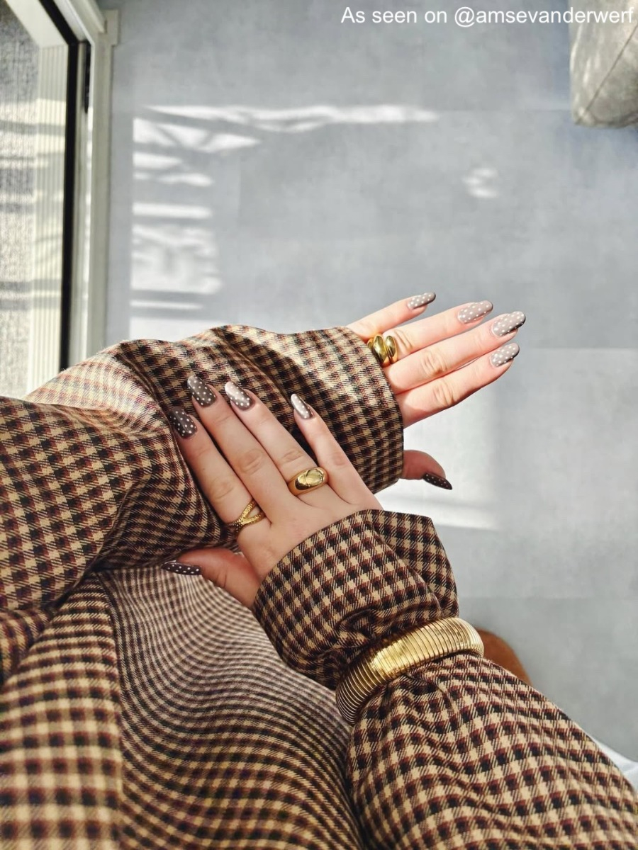 Influencer draagt gouden statement ring
