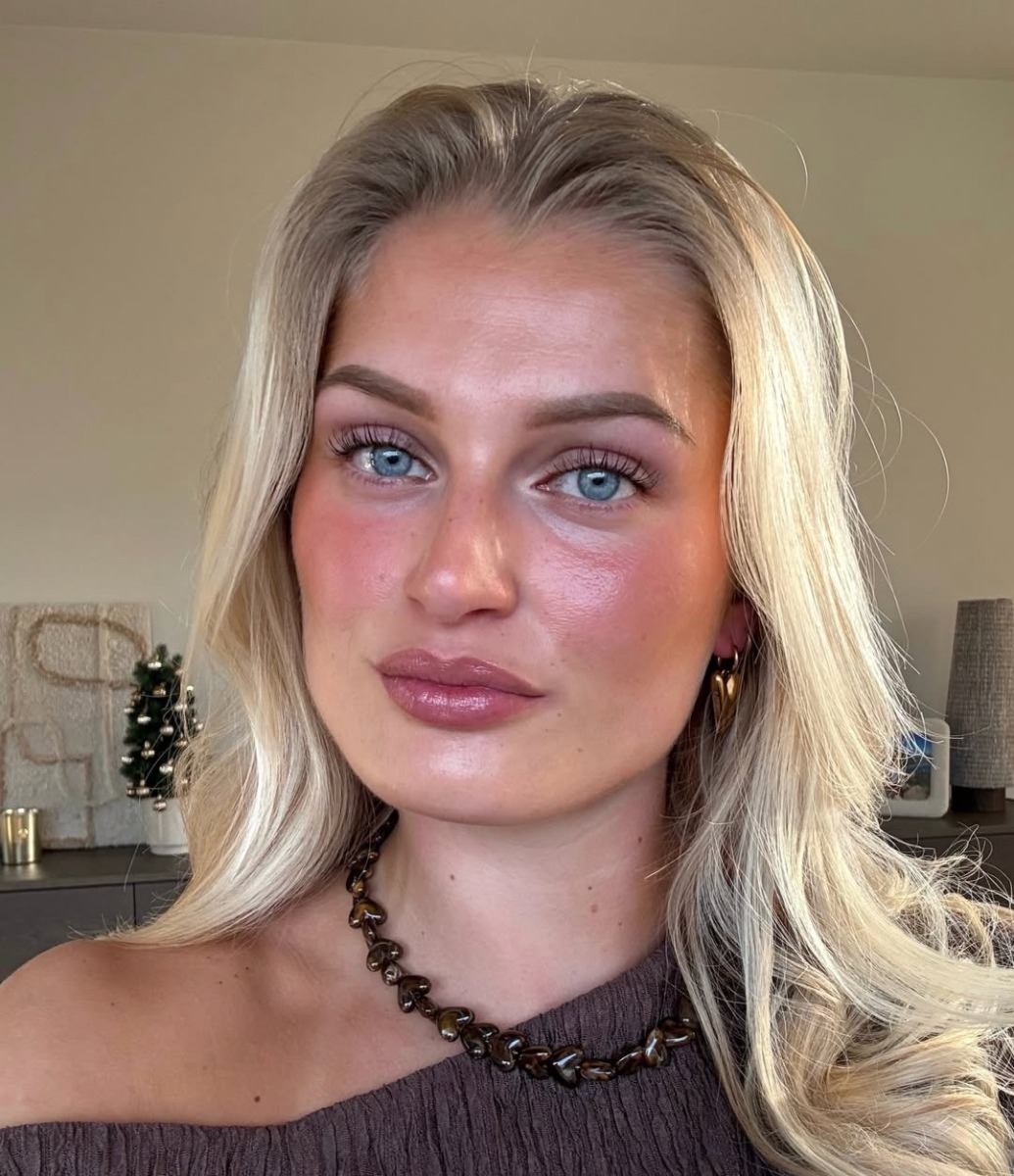 Influencer draagt kralenketting hartjes bruin