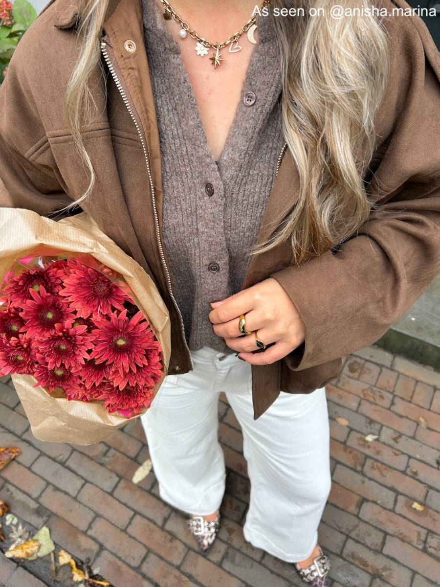 Influencer draagt gouden bedelketting 