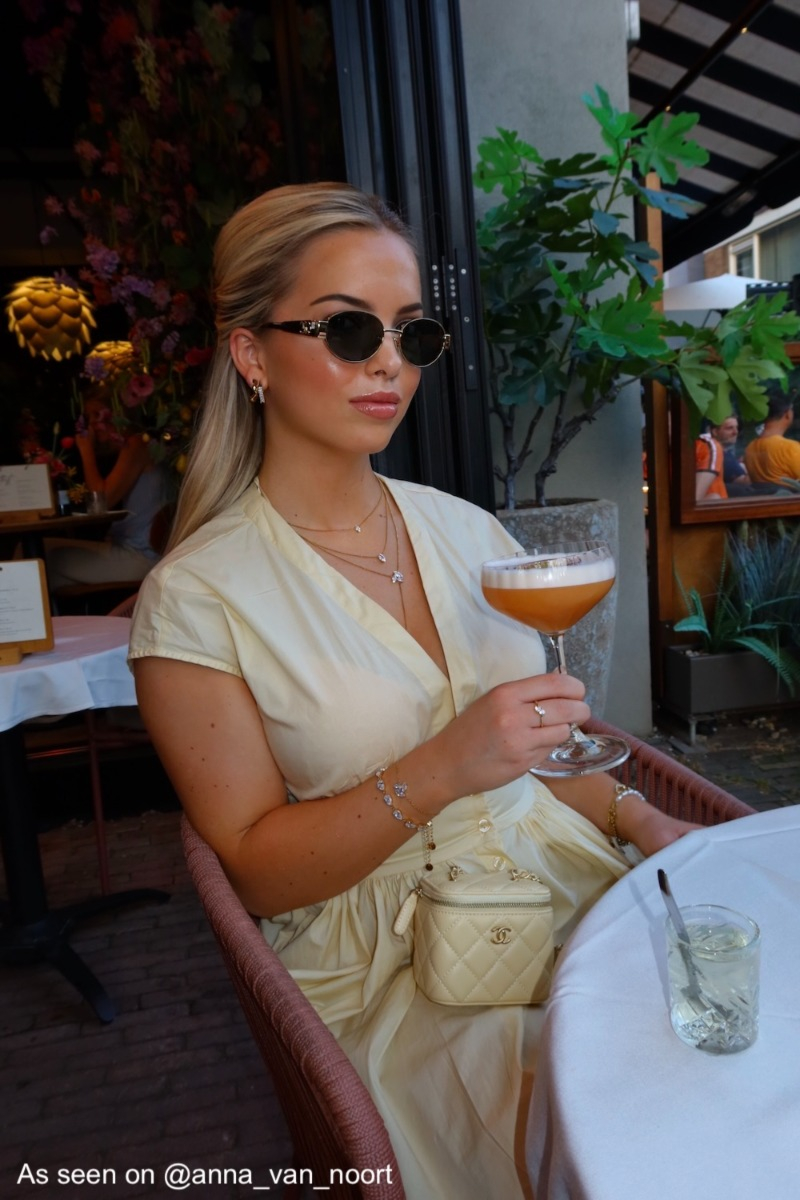 Gouden ketting met steentjes bij model