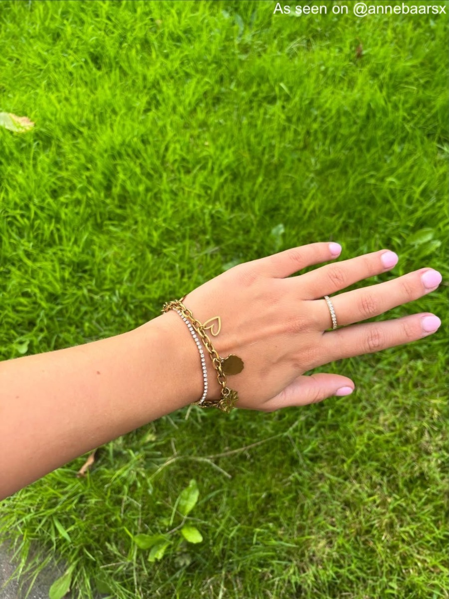 Influencer draagt gouden ring met steentjes