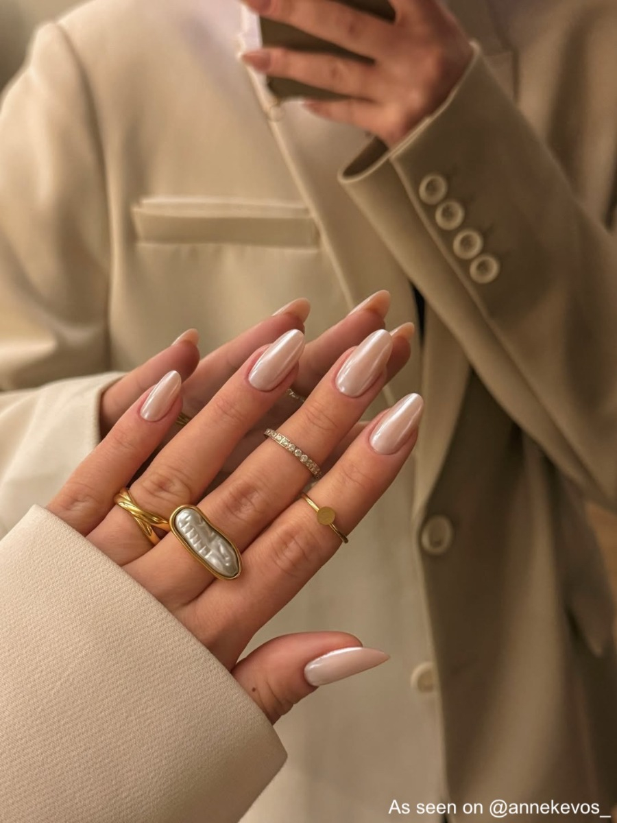 Influencer draagt gouden ring dubbel