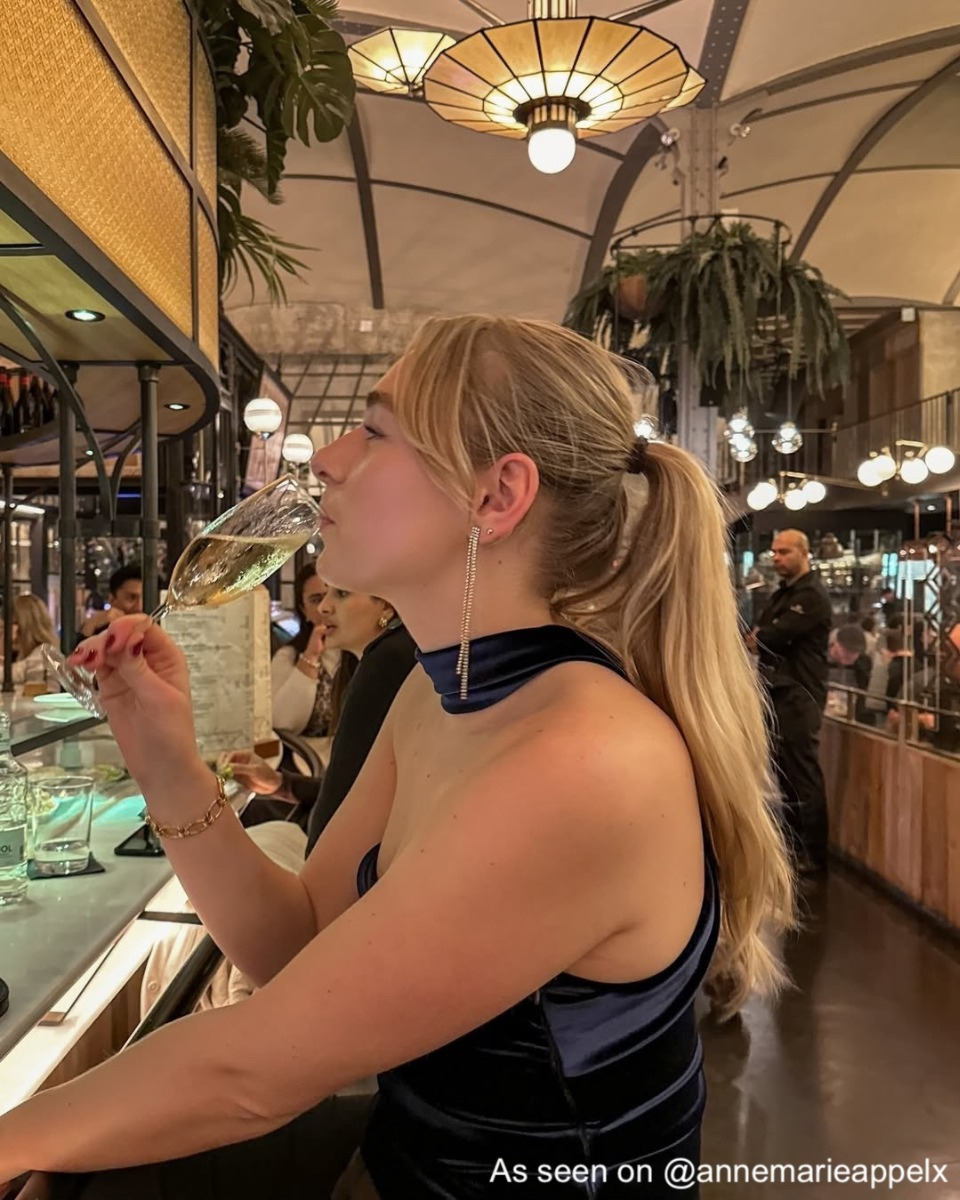 Influencer met shiny kerst sieraden