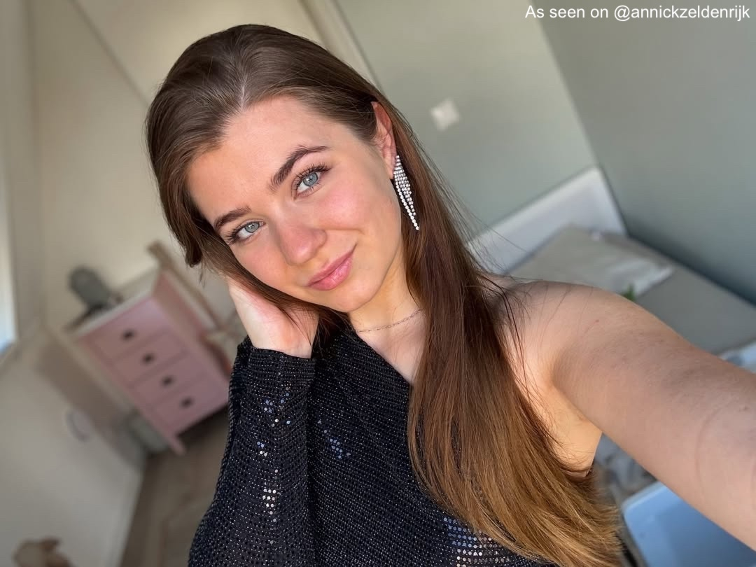 Influencer draagt festive oorbellen