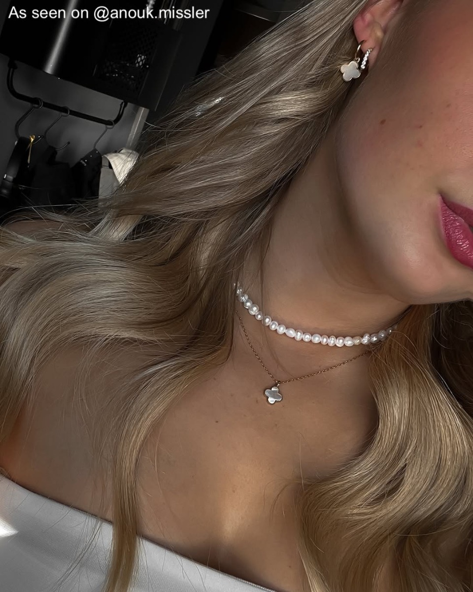 influencer met Finaste clover oorbellen