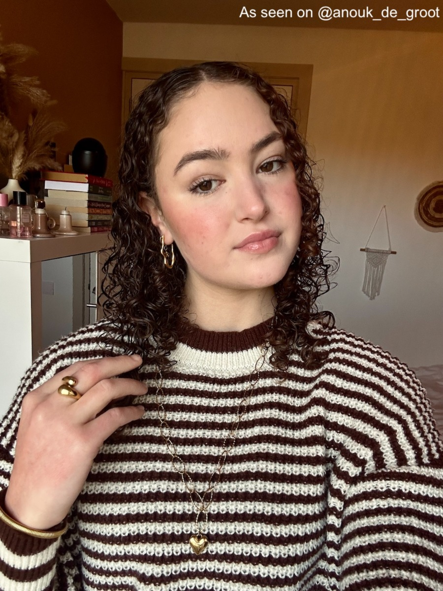 Influencer met gouden lange ketting met hart hangertje