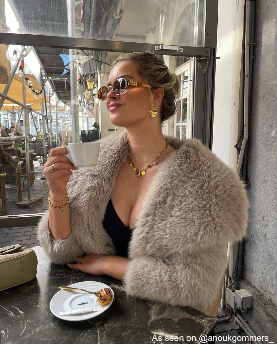 influencer met advent bedelketting