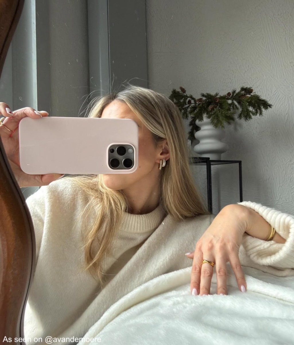 Influencer draagt gouden oorringen met steentjes